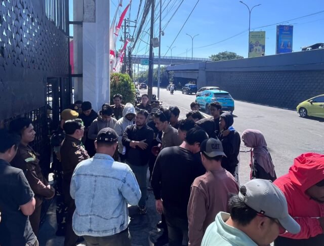Massa Koalisi Parlemen Jalanan (KPJ) menggelar aksi di depan Kejati Sulsel, Rabu (19/8/2026). Mereka mendesak penelusuran lebih lanjut terhadap dugaan keterlibatan sejumlah pihak dalam perkara pembangunan Jalan Sabbang–Tallang.