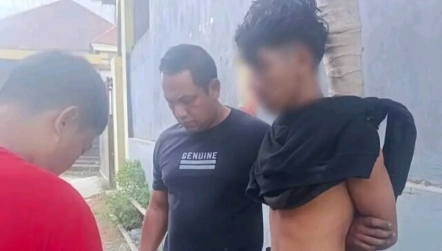 Terduga pelaku berinisial R (20) saat berhasil diamankan oleh warga saat diduga hendak mencuri handphone di wilayah hukum Polsek Biringkanaya pada Selasa (25/8/2026.