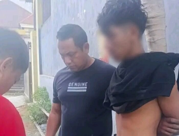 Terduga pelaku berinisial R (20) saat berhasil diamankan oleh warga saat diduga hendak mencuri handphone di wilayah hukum Polsek Biringkanaya pada Selasa (25/8/2026.
