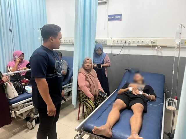 Korban aksi pembusuran berinisial S (21) terbaring saat mendapatkan perawatan medis di RSUD Daya Kota Makassar, Sulawesi Selatan, Senin (17/8/2026).