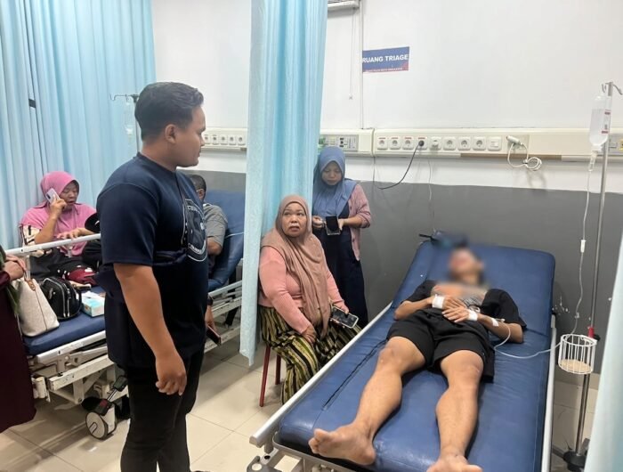 ‎Korban aksi pembusuran berinisial S (21) terbaring saat mendapatkan perawatan medis di RSUD Daya Kota Makassar, Sulawesi Selatan, Senin (17/8/2026).