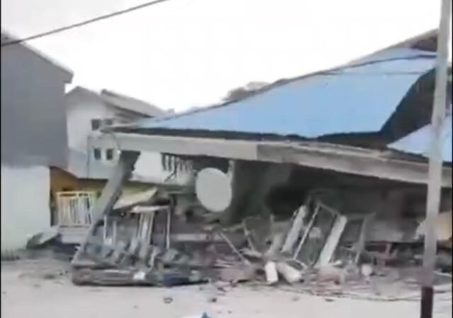 Rumah warga rusak parah akibat dampak gempa bumi magnitudo (M) 7,7 yang mengguncang sejumlah wilayah Nusa Tenggara Timur (NTT), Sabtu (15/8/2026).