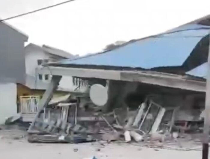 Rumah warga rusak parah akibat dampak gempa bumi magnitudo (M) 7,7 yang mengguncang sejumlah wilayah Nusa Tenggara Timur (NTT), Sabtu (15/8/2026).