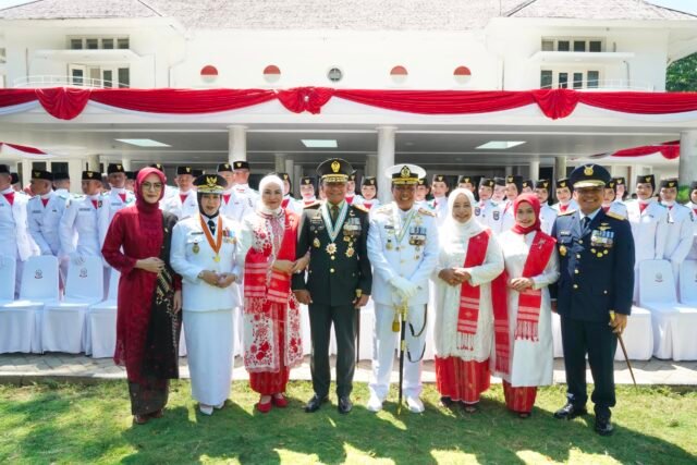 Pangdam XIV/Hasanuddin, Mayjen TNI Bangun Nawoko menghadiri Upacara Pengibaran Bendera dalam rangka memperingati HUT ke-81 Kemerdekaan Republik Indonesia di Lapangan Upacara Rujab Gubernur Sulsel, Jalan Sungai Tangka, Makassar, Senin (17/8/2026).