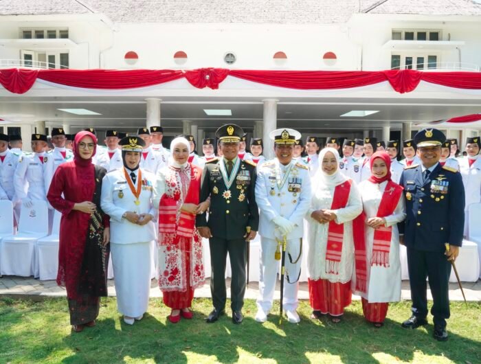 Pangdam XIV/Hasanuddin, Mayjen TNI Bangun Nawoko menghadiri Upacara Pengibaran Bendera dalam rangka memperingati HUT ke-81 Kemerdekaan Republik Indonesia di Lapangan Upacara Rujab Gubernur Sulsel, Jalan Sungai Tangka, Makassar, Senin (17/8/2026).