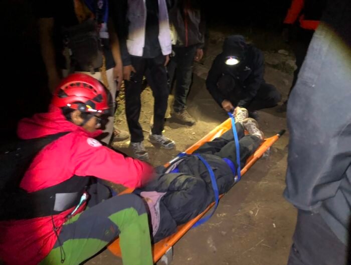 Tim Basarnas evakuasi pendaki yang alami gangguan kesehatan saat memperingati HUT RI ke-81 di Gunung Bawakaraeng, pada Senin (17/8/2026).