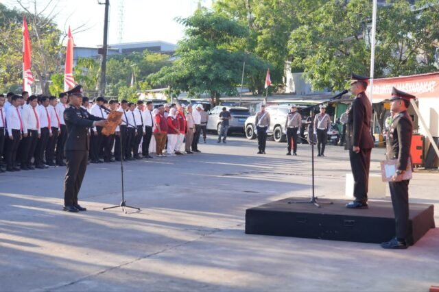 Personel Polsek Paotere gelar upacara HUT ke-81 RI dengan melibatkan nelayan dan ABK, Senin (17/8/2026).