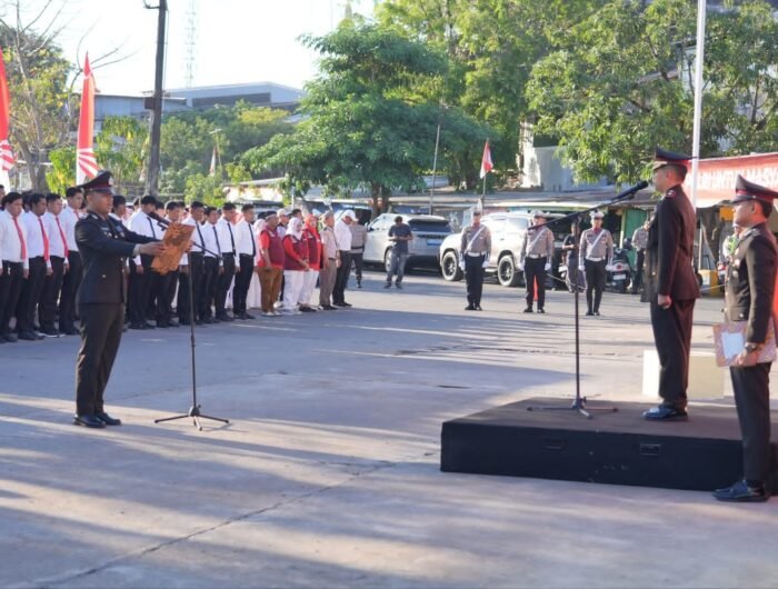 Personel Polsek Paotere gelar upacara HUT ke-81 RI dengan melibatkan nelayan dan ABK, Senin (17/8/2026).
