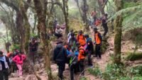Tim SAR Gabungan mengevakuasi pendaki Gunung Bawakaraeng yang alami gangguan kesehatan, pada Selasa (18/8/2026).