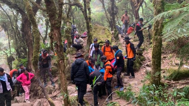 Tim SAR Gabungan mengevakuasi pendaki Gunung Bawakaraeng yang alami gangguan kesehatan, pada Selasa (18/8/2026).