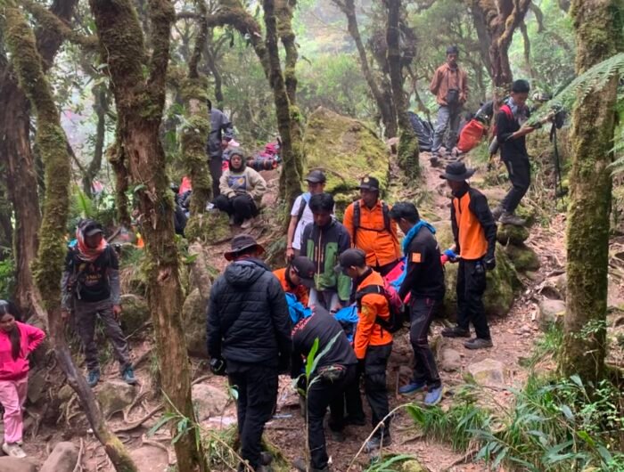 Tim SAR Gabungan mengevakuasi pendaki Gunung Bawakaraeng yang alami gangguan kesehatan, pada Selasa (18/8/2026).