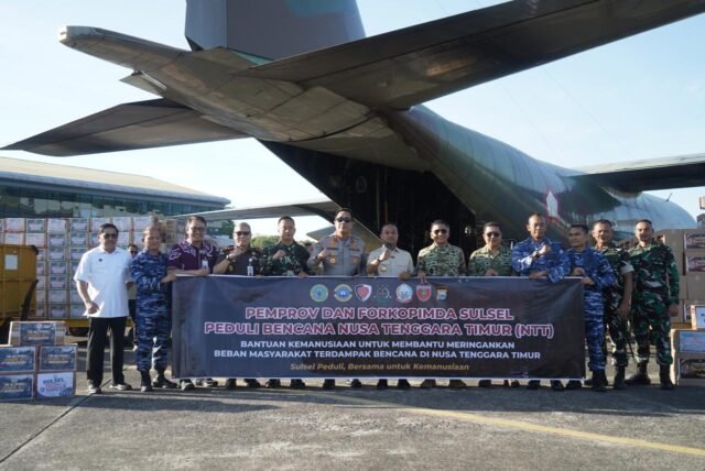 Kepala Kejaksaan Tinggi (Kajati) Sulsel Muhammad Syarifuddin bersama jajaran Forkopimda Sulsel turut melepas bantuan kemanusiaan sebanyak 25 ton untuk korban gempa Nusa Tenggara Timur (NTT) di Lanud Sultan Hasanuddin, Kabupaten Maros, Selasa (18/8/2026).