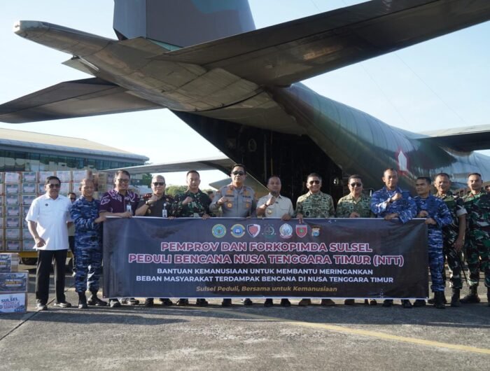 Kepala Kejaksaan Tinggi (Kajati) Sulsel Muhammad Syarifuddin bersama jajaran Forkopimda Sulsel turut melepas bantuan kemanusiaan sebanyak 25 ton untuk korban gempa Nusa Tenggara Timur (NTT) di Lanud Sultan Hasanuddin, Kabupaten Maros, Selasa (18/8/2026).