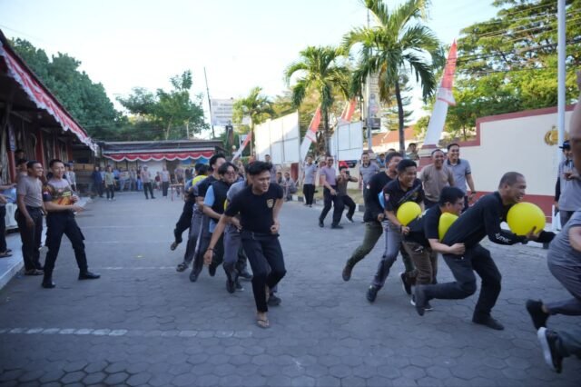 Semarak peringatan Hari Ulang Tahun (HUT) ke-81 Kemerdekaan Republik Indonesia, Polres Pelabuhan Makassar gelar perlombaan sesama media dan polisi, pada Selasa (18/8/2026).
