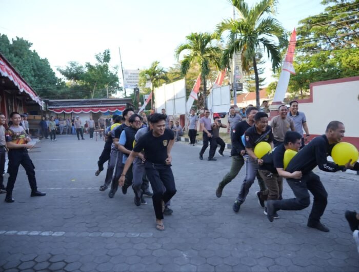 Semarak peringatan Hari Ulang Tahun (HUT) ke-81 Kemerdekaan Republik Indonesia, Polres Pelabuhan Makassar gelar perlombaan sesama media dan polisi, pada Selasa (18/8/2026).