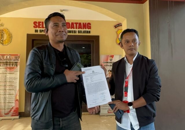 Muhammad Basri alias Ombas mendatangi Sentra Pelayanan Kepolisian Terpadu (SPKT) Polda Sulsel, Rabu (19/8/2026). Kedatangannya didampingi tim kuasa hukum, Adhi Bintang.