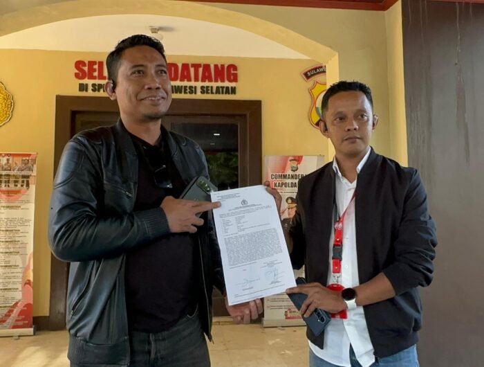Muhammad Basri alias Ombas mendatangi Sentra Pelayanan Kepolisian Terpadu (SPKT) Polda Sulsel, Rabu (19/8/2026). Kedatangannya didampingi tim kuasa hukum, Adhi Bintang.
