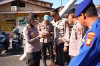 Kapolres Pelabuhan Makassar, AKBP Rise Sandiyantanti memimpin langsung pemeriksaan atau pengecekan telepon seluler (Handphone) milik personel Polres Pelabuhan Makassar, di Jalan WR Supratman depan Taman Gong, Makassar, Kamis (20/8/2026).