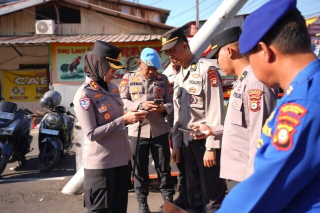 Kapolres Pelabuhan Makassar, AKBP Rise Sandiyantanti memimpin langsung pemeriksaan atau pengecekan telepon seluler (Handphone) milik personel Polres Pelabuhan Makassar, di Jalan WR Supratman depan Taman Gong, Makassar, Kamis (20/8/2026).