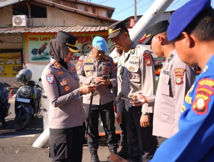Kapolres Pelabuhan Makassar, AKBP Rise Sandiyantanti memimpin langsung pemeriksaan atau pengecekan telepon seluler (Handphone) milik personel Polres Pelabuhan Makassar, di Jalan WR Supratman depan Taman Gong, Makassar, Kamis (20/8/2026).