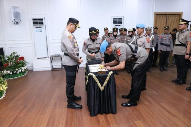 Kapolrestabes Makassar, Kombes Pol Arya Perdana memimpin upacara serah terima jabatan (sertijab) dan pelantikan Pejabat Utama (PJU) serta Kapolsek jajaran Polrestabes Makassar, di Aula Mappaoddang Mapolrestabes Makassar, Jumat (21/8/2026).