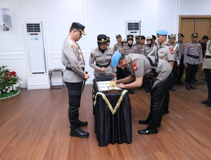 Kapolrestabes Makassar, Kombes Pol Arya Perdana memimpin upacara serah terima jabatan (sertijab) dan pelantikan Pejabat Utama (PJU) serta Kapolsek jajaran Polrestabes Makassar, di Aula Mappaoddang Mapolrestabes Makassar, Jumat (21/8/2026).