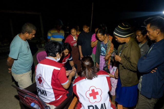 PMI berikan pelayanan kesehatan di Pos Pengungsian Sengari, Kelurahan Wangkang, Kecamatan Reok, Kabupaten Manggarai, Nusa Tenggara Timur (NTT).