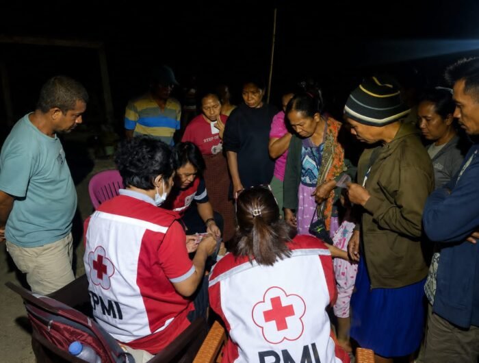 PMI berikan pelayanan kesehatan di Pos Pengungsian Sengari, Kelurahan Wangkang, Kecamatan Reok, Kabupaten Manggarai, Nusa Tenggara Timur (NTT).