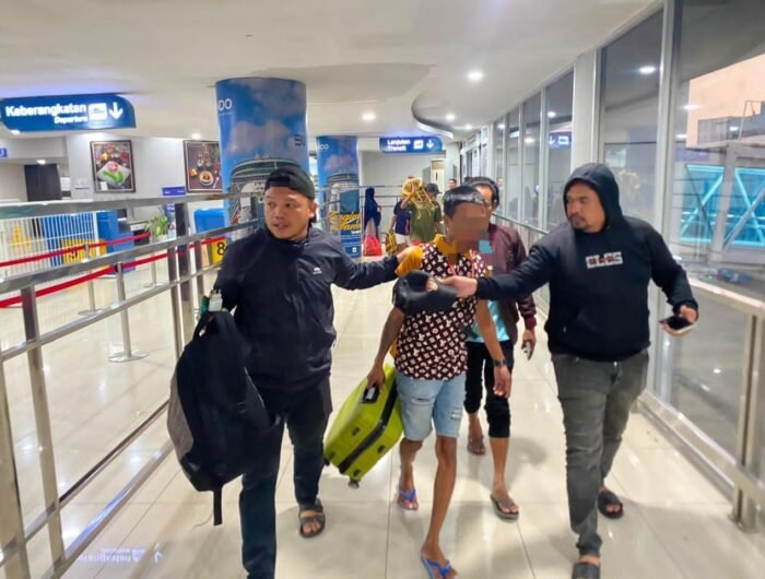 Tim Unit Reaksi Cepat (URC) Resmob Ditreskrimum Polda Sulsel yang membackup Satreskrim Polres Barru menangkap seorang pria berinisial RA (26), terduga pelaku 'love scamming' terhadap seorang perempuan asal Kabupaten Barru.