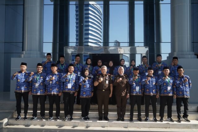 Kepala Kejaksaan Tinggi (Kajati) Sulawesi Selatan, Muhammad Syarifuddin, melepas keberangkatan Kontingen Kejaksaan Republik Indonesia (RI) yang akan berlaga pada Musabaqah Tilawatil Quran (MTQ) VIII KORPRI Tingkat Nasional 2026.