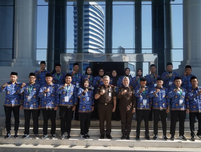 Kepala Kejaksaan Tinggi (Kajati) Sulawesi Selatan, Muhammad Syarifuddin, melepas keberangkatan Kontingen Kejaksaan Republik Indonesia (RI) yang akan berlaga pada Musabaqah Tilawatil Quran (MTQ) VIII KORPRI Tingkat Nasional 2026.