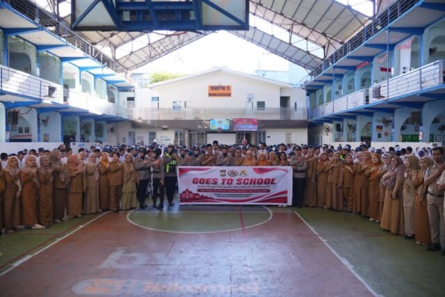 Polwan Polres Pelabuhan Makassar Polda Sulawesi Selatan, menggelar Police Go to School di SMP Negeri 5 Makassar, Senin (24/8/2026) pagi.
