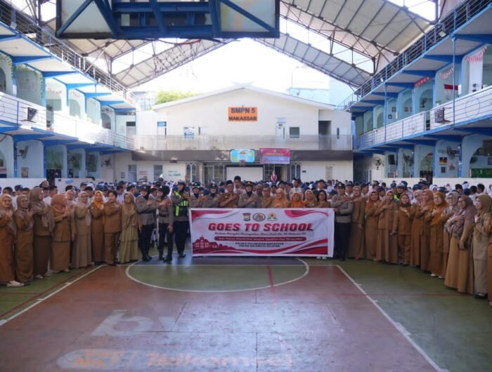 Polwan Polres Pelabuhan Makassar Polda Sulawesi Selatan, menggelar Police Go to School di SMP Negeri 5 Makassar, Senin (24/8/2026) pagi.