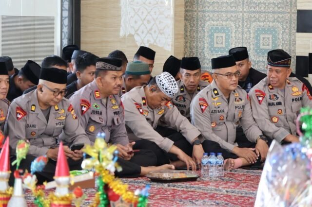 Dansat Brimob Polda Sulsel Kombes Pol Muhammad Ridwan bersama jajaran dan Bhayangkari saat menghadiri peringatan Maulid Nabi Muhammad SAW di Masjid Nurul Qalbi, Mako Batalyon A Pelopor, Selasa (25/8/2026).