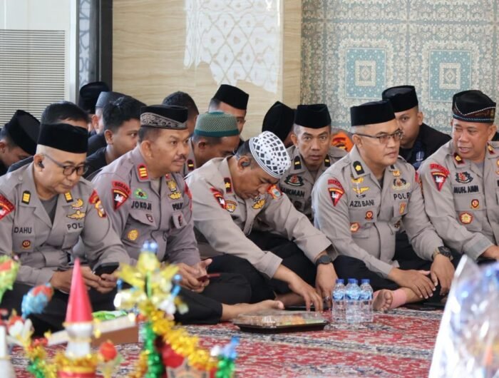 Dansat Brimob Polda Sulsel Kombes Pol Muhammad Ridwan bersama jajaran dan Bhayangkari saat menghadiri peringatan Maulid Nabi Muhammad SAW di Masjid Nurul Qalbi, Mako Batalyon A Pelopor, Selasa (25/8/2026).