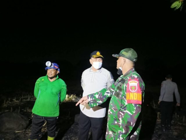 Kapolres Sidrap, AKBP Indra Waspada Yuda turun langsung memantau kebakaran hutan dan lahan (karhutla) di Dusun II Makkadae, Desa Lainungan, Kecamatan Watang Pulu, Kabupaten Sidrap, Sulawesi Selatan, Senin (24/8/2026).
