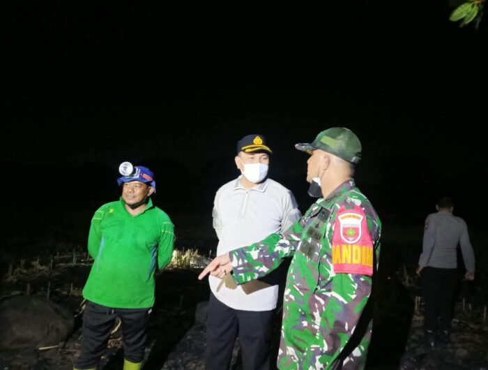 Kapolres Sidrap, AKBP Indra Waspada Yuda turun langsung memantau kebakaran hutan dan lahan (karhutla) di Dusun II Makkadae, Desa Lainungan, Kecamatan Watang Pulu, Kabupaten Sidrap, Sulawesi Selatan, Senin (24/8/2026).
