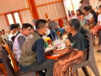 Korban gempa di Kampung Nggori, Desa Bangka John, Kecamatan Wae Ri’i, Kabupaten Manggarai, Nusa Tenggara Timur (NTT), menjalani pemeriksaan kesehatan dari relawan medis UMI Makassar.