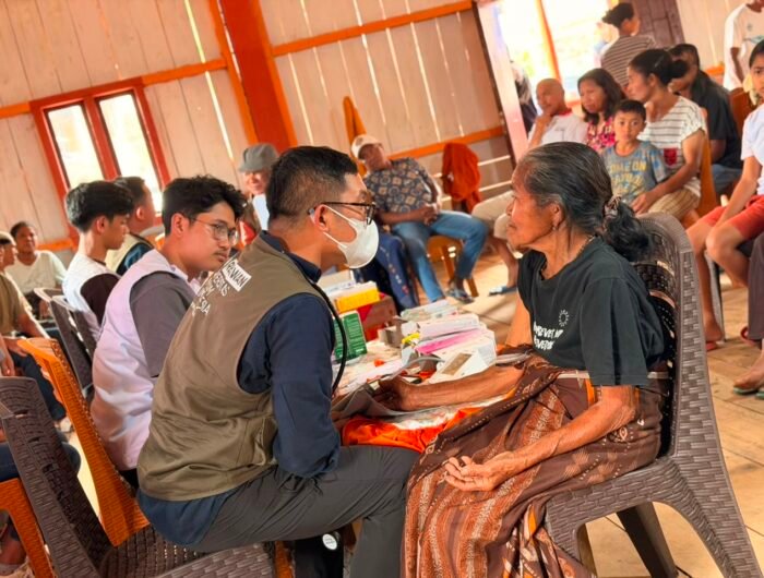 Korban gempa di Kampung Nggori, Desa Bangka John, Kecamatan Wae Ri’i, Kabupaten Manggarai, Nusa Tenggara Timur (NTT), menjalani pemeriksaan kesehatan dari relawan medis UMI Makassar.