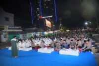Polres Pelabuhan Makassar bersama ratusan jamaah dari unsur Polri, Bhayangkari, tokoh masyarakat, komunitas ojek online (ojol), hingga anak-anak panti asuhan berkumpul memperingati Maulid Nabi Besar Muhammad SAW 1448 Hijriah/2026 Masehi, Kamis (27/8/2026) malam.