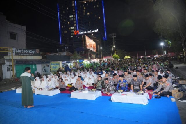 Polres Pelabuhan Makassar bersama ratusan jamaah dari unsur Polri, Bhayangkari, tokoh masyarakat, komunitas ojek online (ojol), hingga anak-anak panti asuhan berkumpul memperingati Maulid Nabi Besar Muhammad SAW 1448 Hijriah/2026 Masehi, Kamis (27/8/2026) malam.