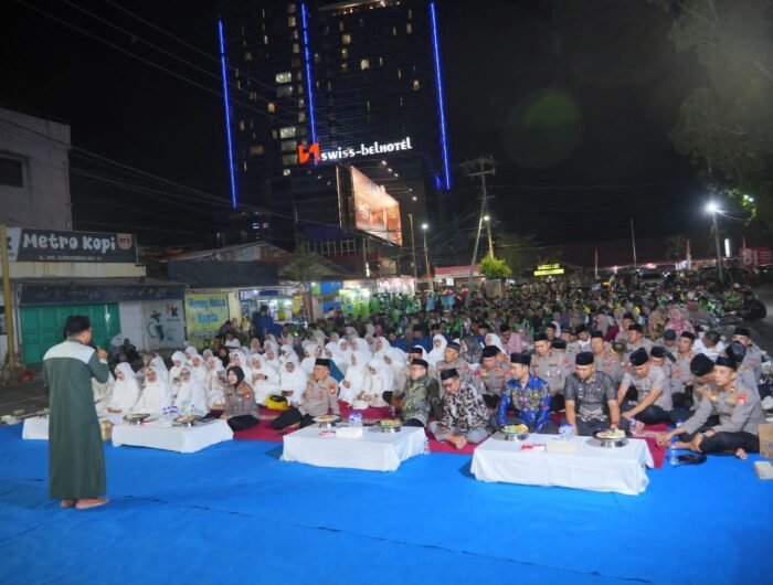 Polres Pelabuhan Makassar bersama ratusan jamaah dari unsur Polri, Bhayangkari, tokoh masyarakat, komunitas ojek online (ojol), hingga anak-anak panti asuhan berkumpul memperingati Maulid Nabi Besar Muhammad SAW 1448 Hijriah/2026 Masehi, Kamis (27/8/2026) malam.