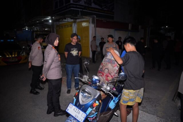 Kapolres Pelabuhan Makassar AKBP Rise Sandiyantanti turun langsung memimpin patroli malam menyisir sejumlah titik rawan gangguan keamanan dan ketertiban masyarakat (kamtibmas), khususnya di kawasan Jalan Kabaena, Makassar, Sabtu (29/8/2026) dini hari.