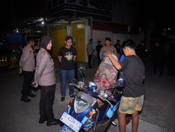 Kapolres Pelabuhan Makassar AKBP Rise Sandiyantanti turun langsung memimpin patroli malam menyisir sejumlah titik rawan gangguan keamanan dan ketertiban masyarakat (kamtibmas), khususnya di kawasan Jalan Kabaena, Makassar, Sabtu (29/8/2026) dini hari.