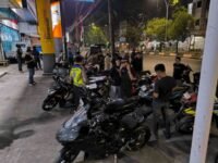 Personel Polsek Mamajang gelar razia knalpot brong, di Jalan Veteran Selatan, Makassar, pada Minggu (30/8/2026) dinihari.