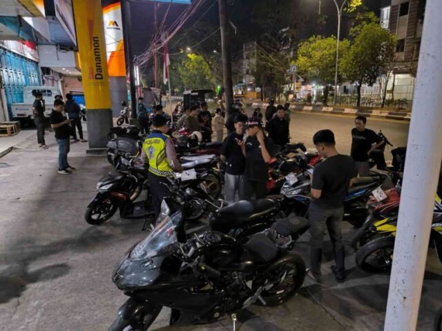 Personel Polsek Mamajang gelar razia knalpot brong, di Jalan Veteran Selatan, Makassar, pada Minggu (30/8/2026) dinihari.