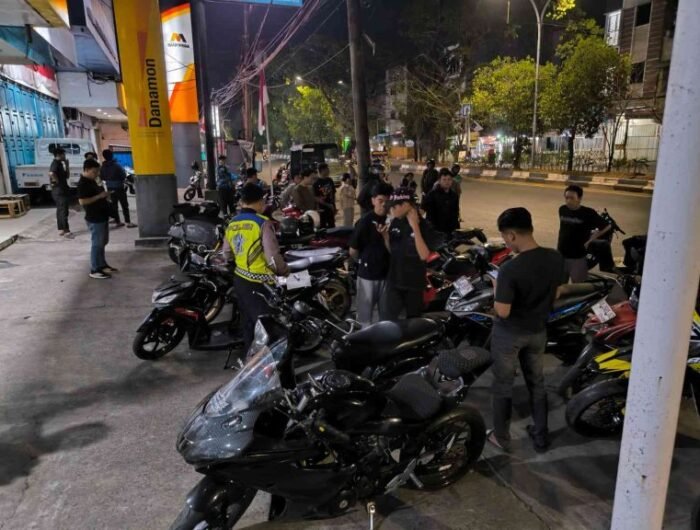 Personel Polsek Mamajang gelar razia knalpot brong, di Jalan Veteran Selatan, Makassar, pada Minggu (30/8/2026) dinihari.