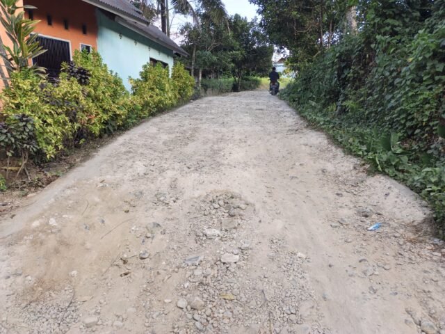 Kondisi Jalan Parungnge Raya di Dusun Babara, Kelurahan Sangiasseri, Kecamatan Sinjai Selatan, Kabupaten Sinjai, yang rusak dan dipenuhi bebatuan.