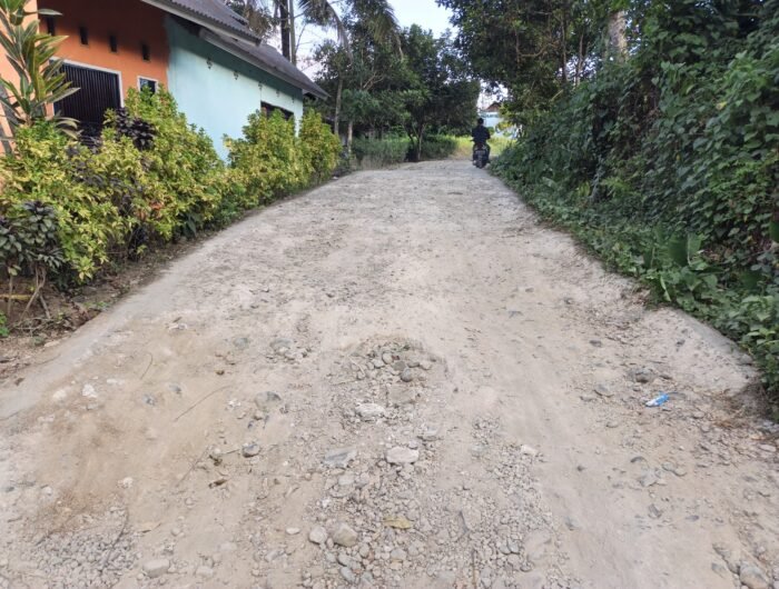 Kondisi Jalan Parungnge Raya di Dusun Babara, Kelurahan Sangiasseri, Kecamatan Sinjai Selatan, Kabupaten Sinjai, yang rusak dan dipenuhi bebatuan.