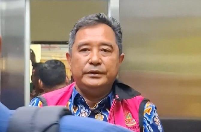 Mantan Penjabat (Pj) Gubernur Sulawesi Selatan, Bahtiar Baharuddin, saat ditahan Kejaksaan Tinggi (Kejati) Sulsel, beberapa waktu lalu.